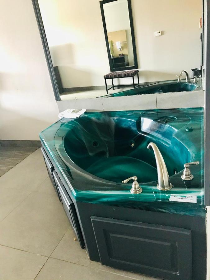 King Room with Whirlpool at Country Inn & Suites by Radisson, Warner Robins, GA