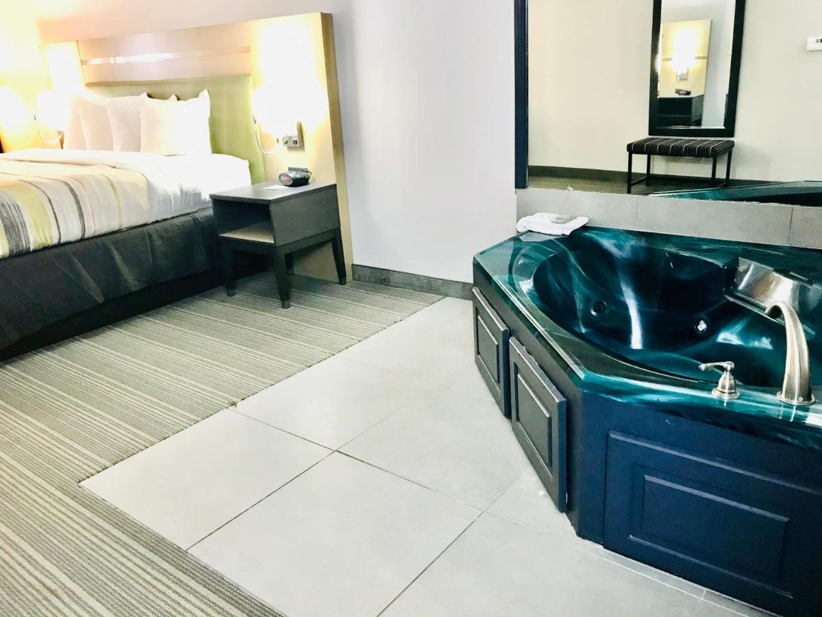 King Room with Whirlpool at Country Inn & Suites by Radisson, Warner Robins, GA