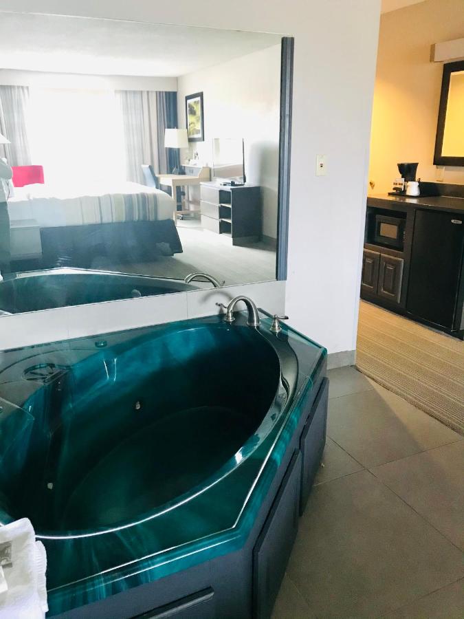 King Room with Whirlpool at Country Inn & Suites by Radisson, Warner Robins, GA