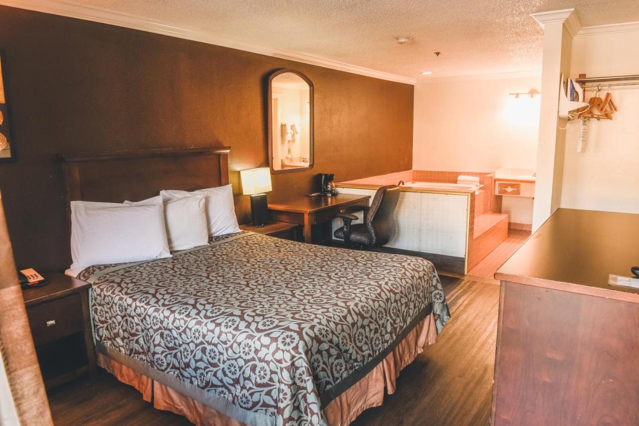 Deluxe Queen Room at Niwas Inn