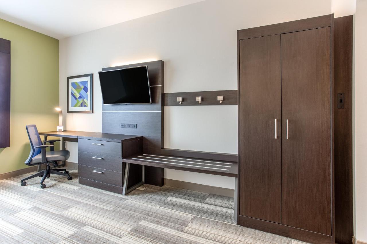 King Room - Hearing Accessible - Roll-in Shower at Holiday Inn Express & Suites Ottawa by IHG