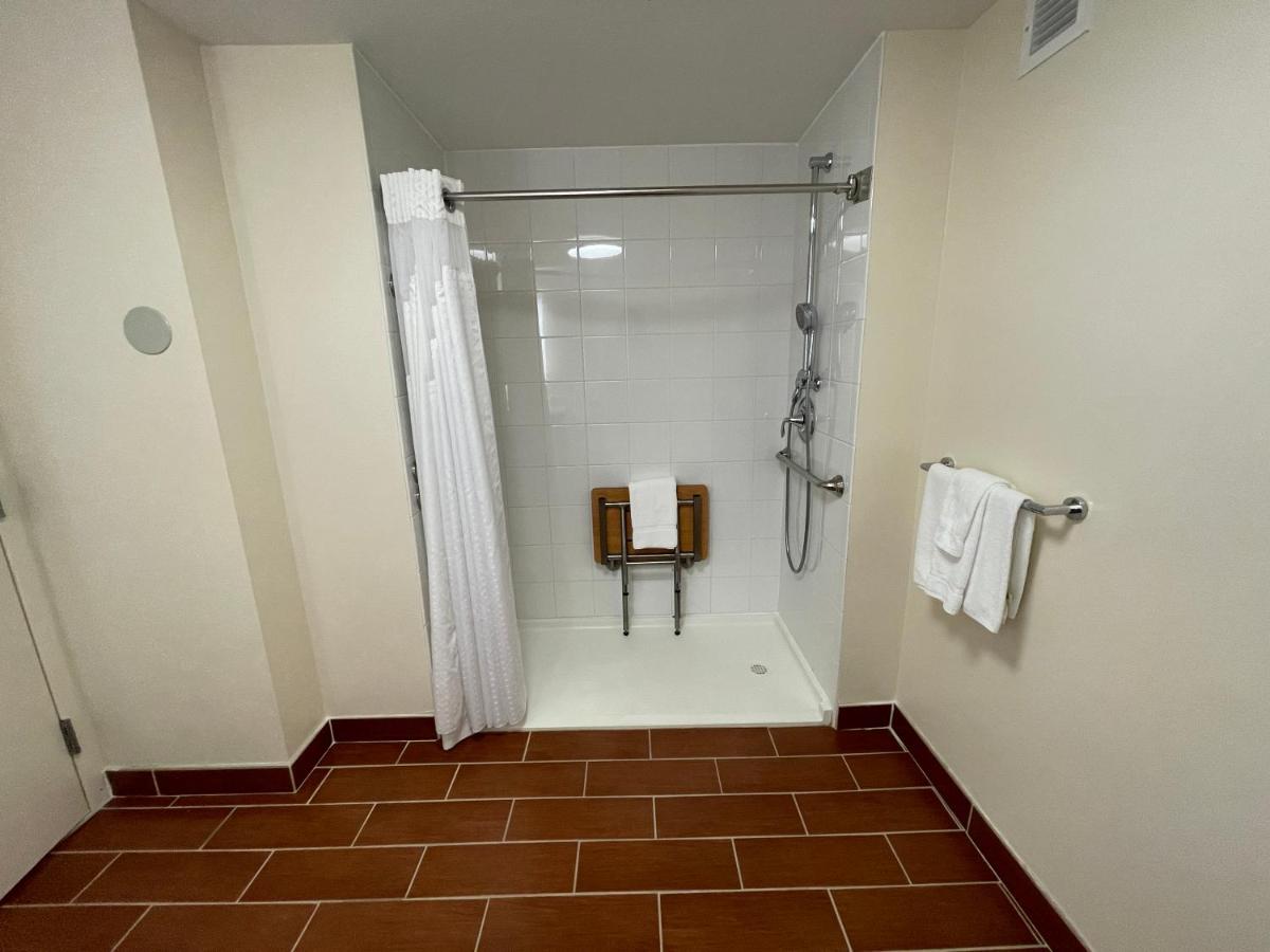 King Room - Hearing Accessible - Roll-in Shower at Holiday Inn Bangor by IHG