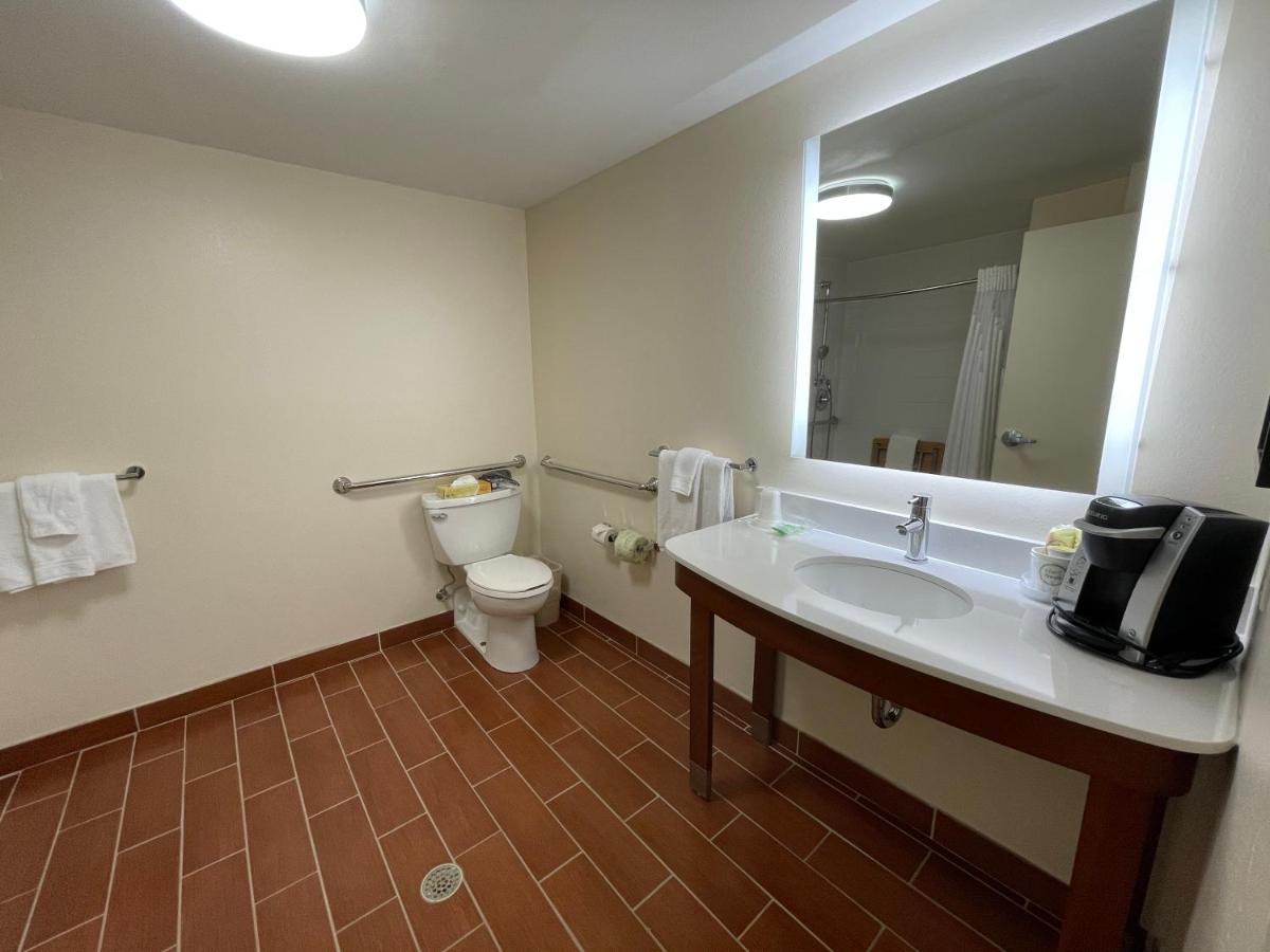 King Room - Hearing Accessible - Roll-in Shower at Holiday Inn Bangor by IHG