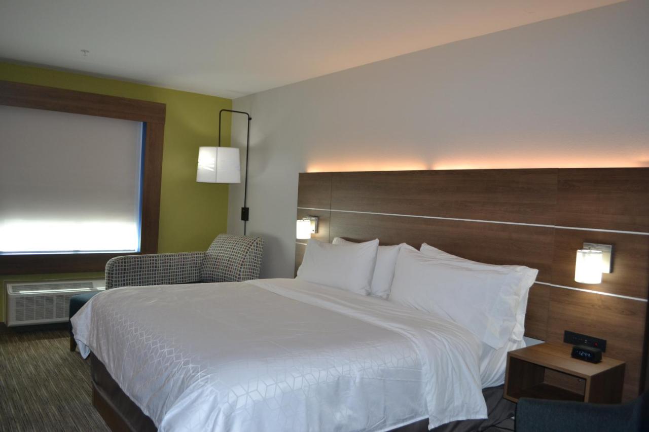 Leisure King Room - Non-Smoking at Holiday Inn Express Tallahassee University Central by IHG