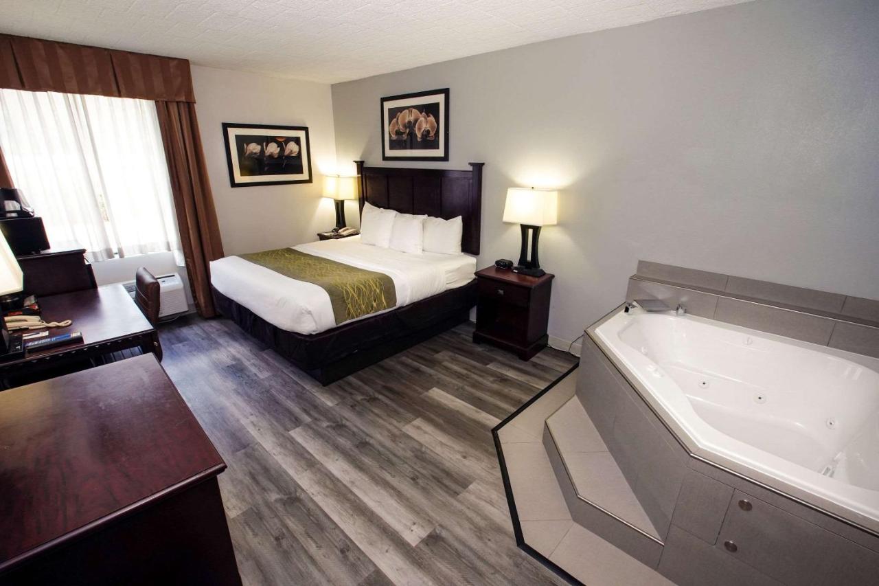King Room with Whirlpool at Best Western Paramus Hotel & Suites