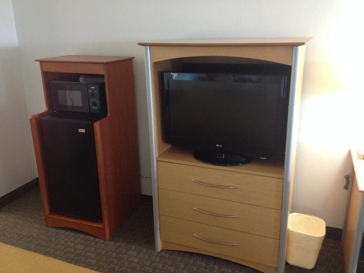 King Room at Quality Inn Clute Freeport