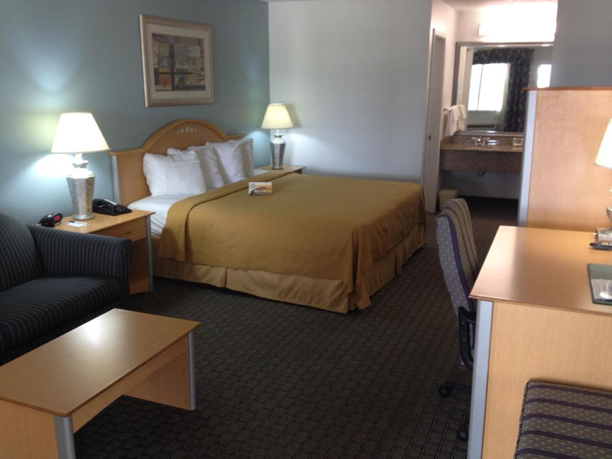 King Room at Quality Inn Clute Freeport
