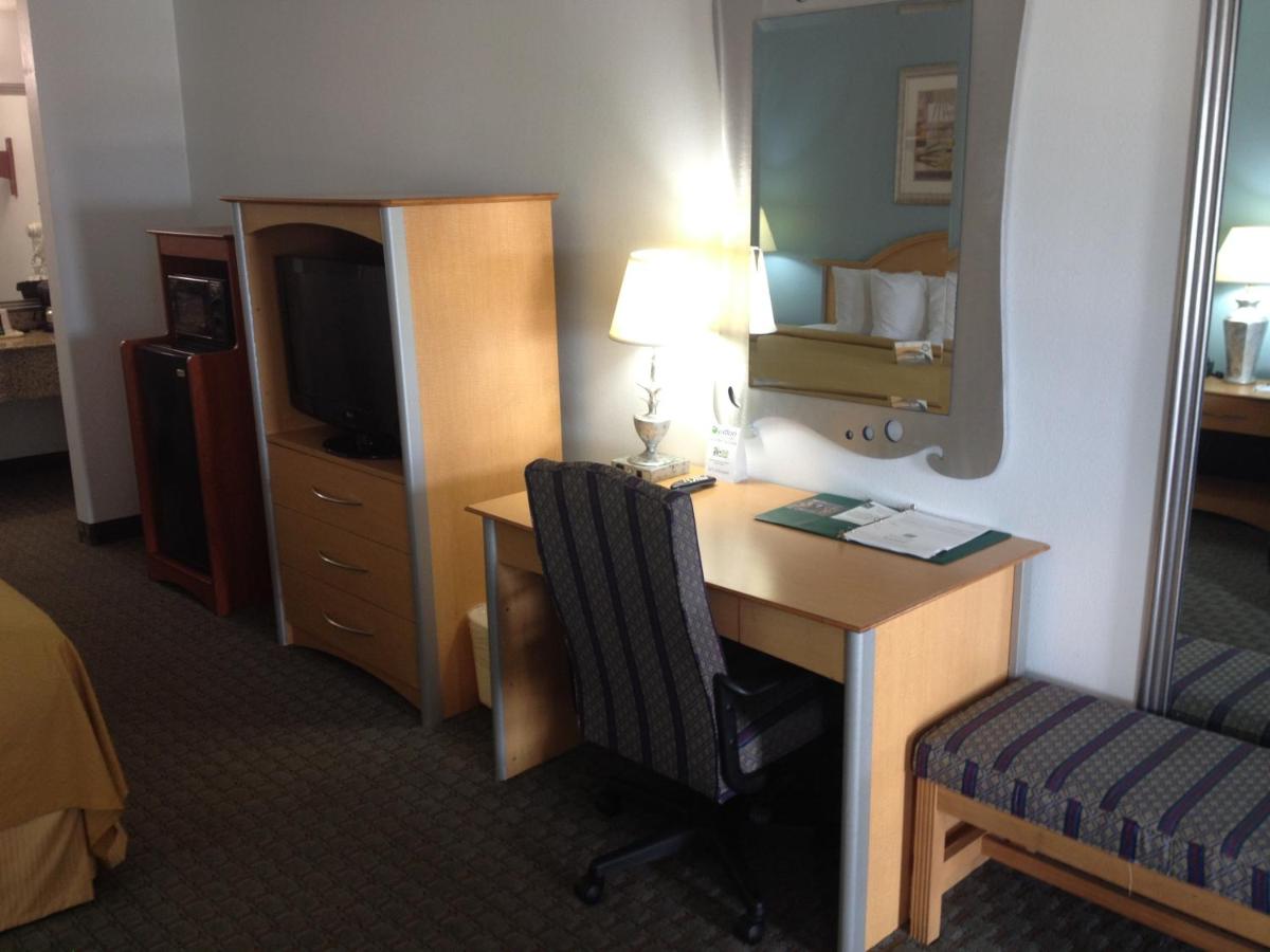 King Room at Quality Inn Clute Freeport