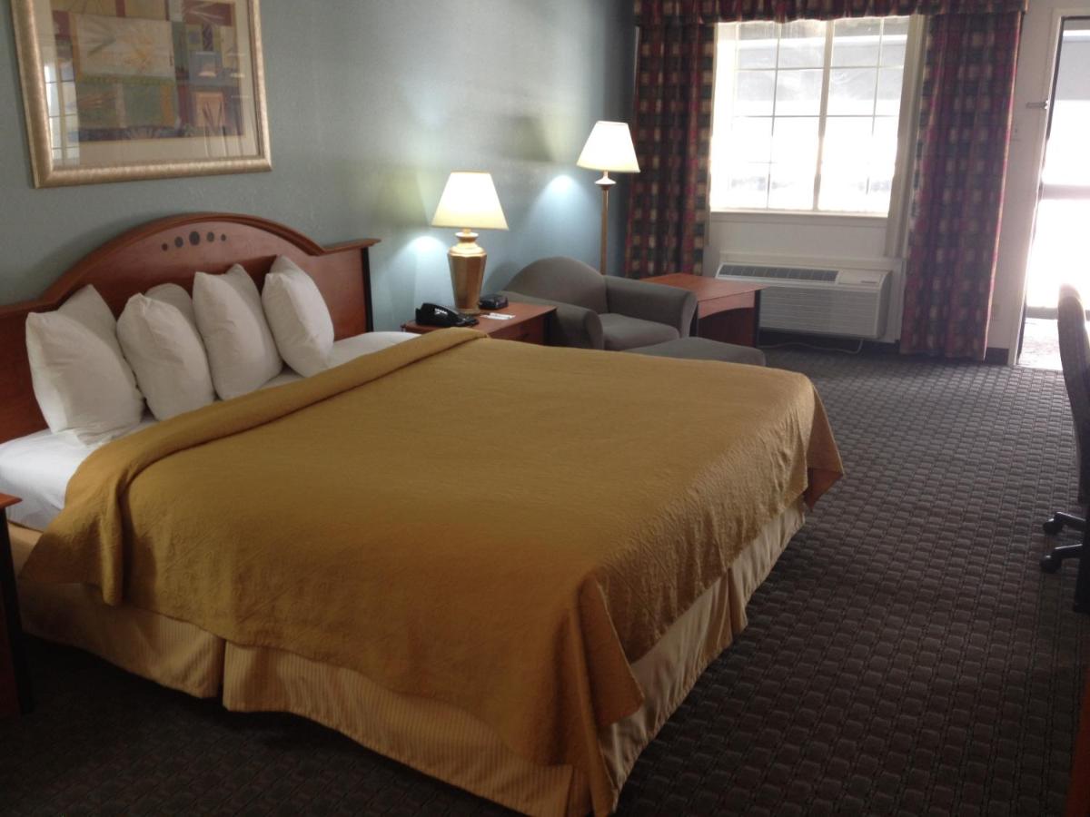 King Room at Quality Inn Clute Freeport