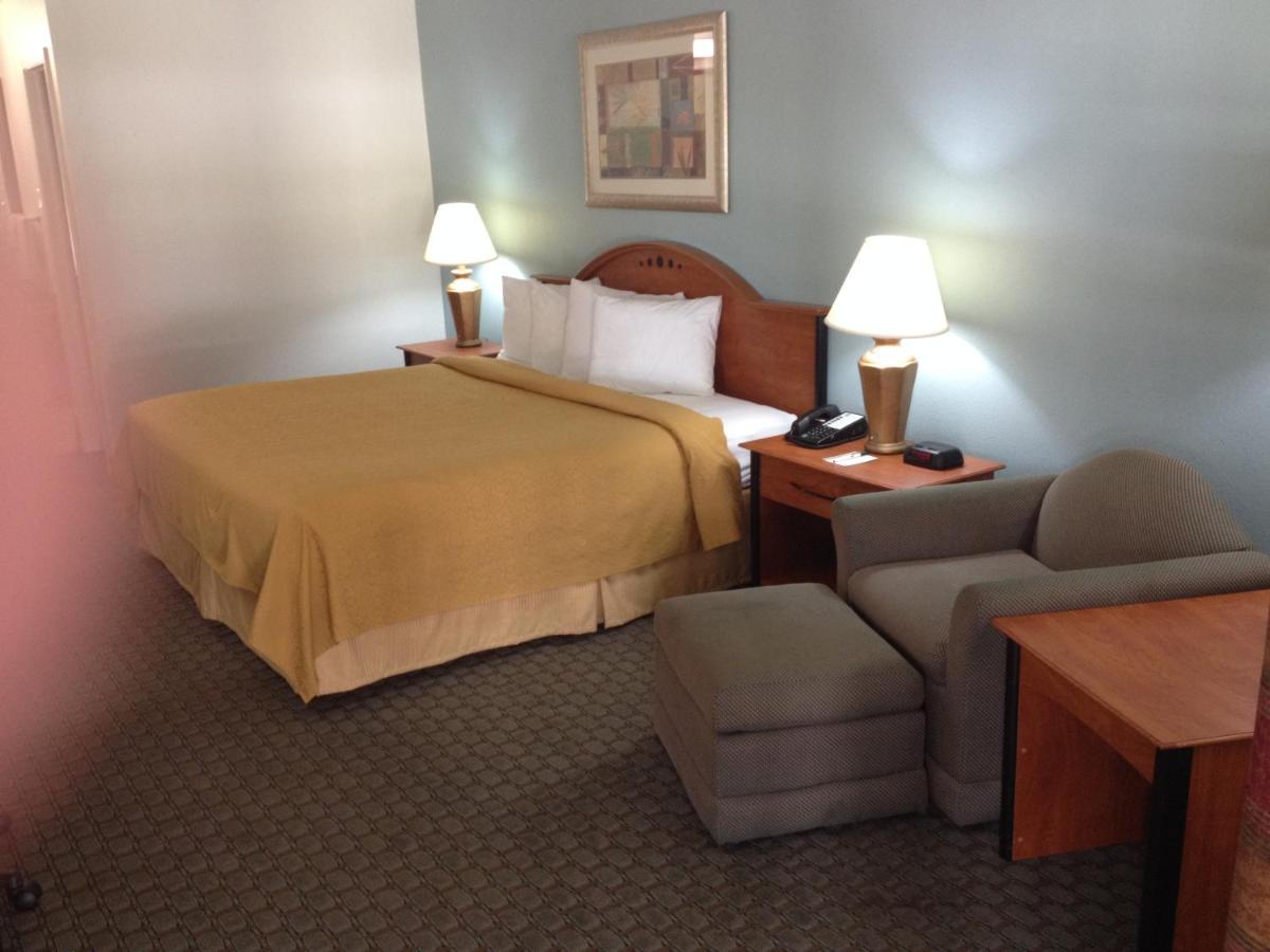 King Room at Quality Inn Clute Freeport
