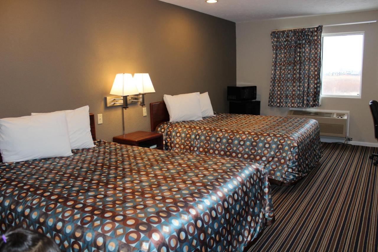 Deluxe Queen Room at Super 8 by Wyndham Missouri Valley