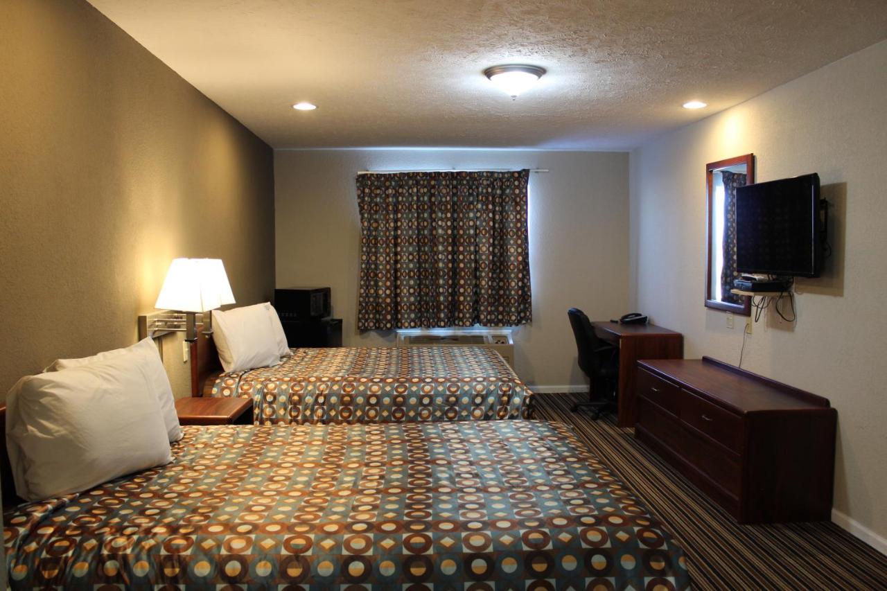 Deluxe Queen Room at Super 8 by Wyndham Missouri Valley