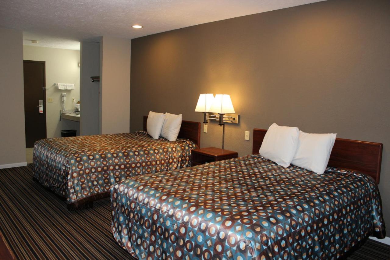Deluxe Queen Room at Super 8 by Wyndham Missouri Valley
