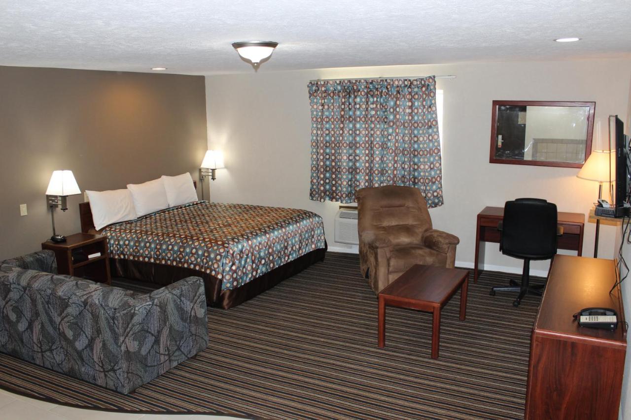Single Room with Bathroom at Super 8 by Wyndham Missouri Valley