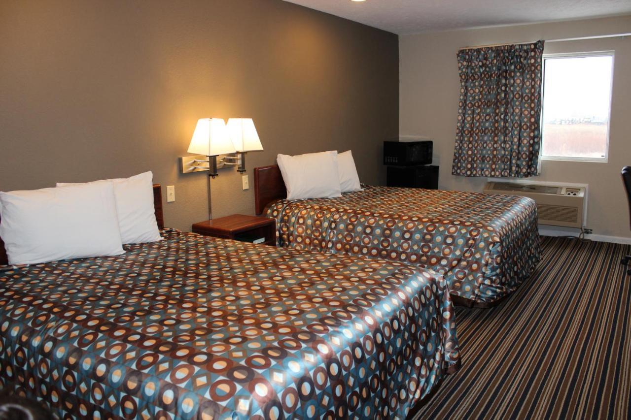 Deluxe Queen Room at Super 8 by Wyndham Missouri Valley
