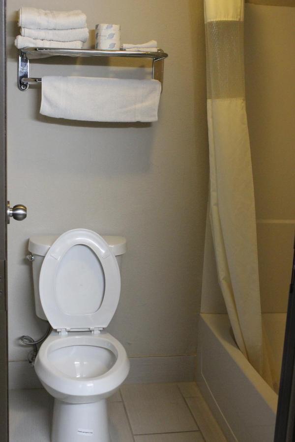 Deluxe Queen Room at Super 8 by Wyndham Missouri Valley