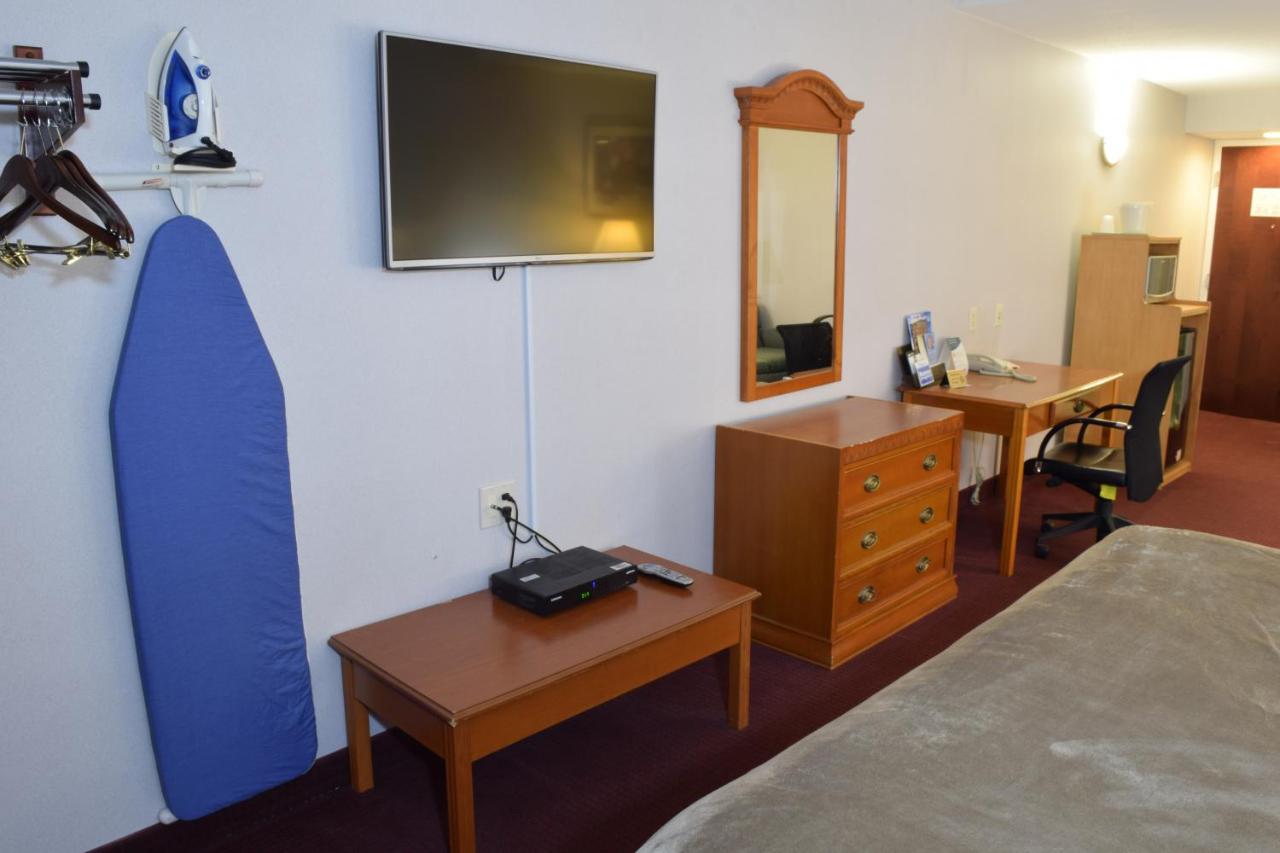 | Rodeway Inn & Suites New Paltz- Hudson Valley