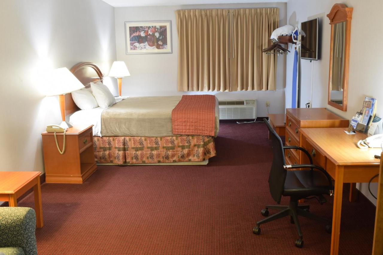 | Rodeway Inn & Suites New Paltz- Hudson Valley