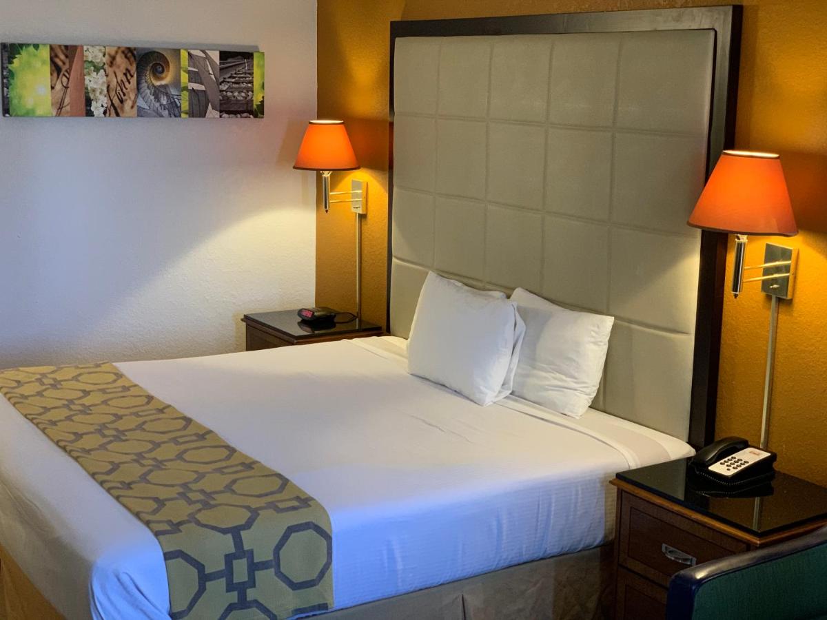 King Room - Non-Smoking at Brentwood Inn & Suites