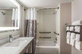 Room #34161417 at La Quinta Inn & Suites by Wyndham Columbus North