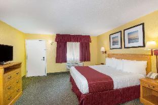 Room #30748526 at Days Inn by Wyndham Redwood City