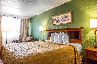 Room #45745107 at Rodeway Inn Auburn - Foresthill