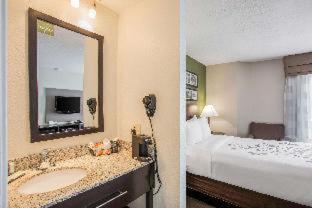 Room #25585211 at Quality Inn Kansas City International Airport