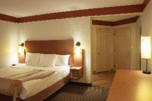 Room #42831307 at La Quinta by Wyndham Atlanta Ballpark/Galleria