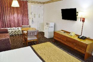 Standard King Room with Sofa Bed - Non Smoking at Econo Lodge Calhoun South