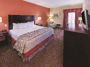 Room #46426912 at La Quinta Inn & Suites by Wyndham Port Arthur