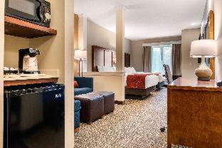 Room #352345008 at Comfort Suites Columbus Airport