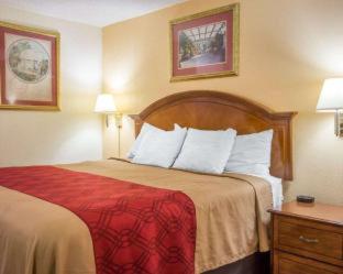 Queen Room with Two Queen Beds - Smoking at Econo Lodge Inn & Suites Macon
