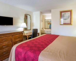 Queen Room with Two Queen Beds - Smoking at Econo Lodge Inn & Suites Macon