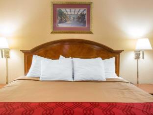 Queen Room with Two Queen Beds - Smoking at Econo Lodge Inn & Suites Macon