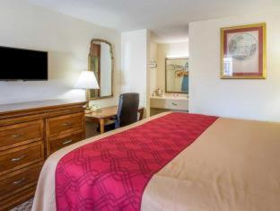 Queen Room with Two Queen Beds - Smoking at Econo Lodge Inn & Suites Macon