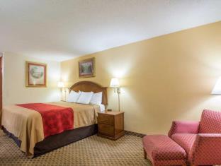 Queen Room with Two Queen Beds - Smoking at Econo Lodge Inn & Suites Macon