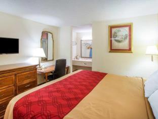 Queen Room with Two Queen Beds - Smoking at Econo Lodge Inn & Suites Macon