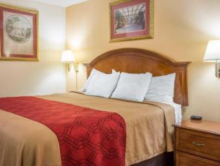 Queen Room with Two Queen Beds - Smoking at Econo Lodge Inn & Suites Macon