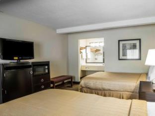 Double Room with Double Beds and Roll-In Shower - Disability Access/Non Smoking at Quality Inn Greenwood Hwy 25