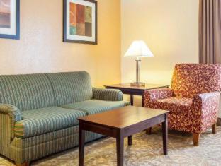 Room #49233308 at Spark by Hilton Milwaukee Airport
