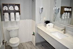 Room #586445607 at Days Inn & Suites by Wyndham Downtown/University of Houston