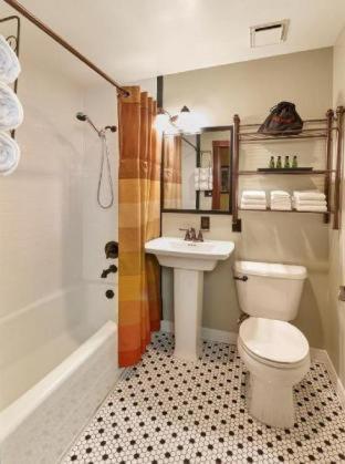 Room #573112703 at Hotel Apache