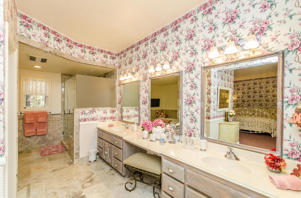 | Apples Bed and Breakfast Inn