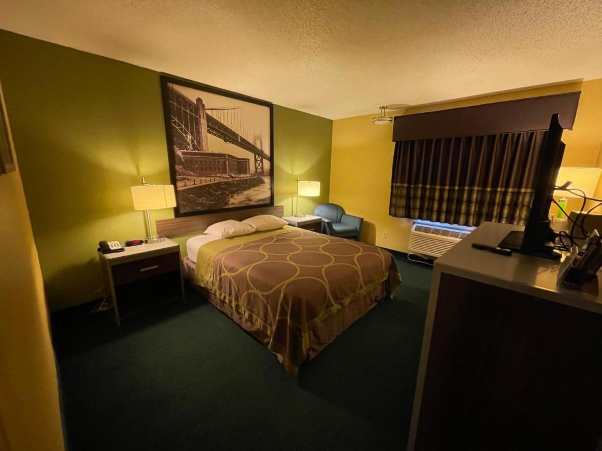 Queen Room - Disability Access/Non-Smoking at Super 8 by Wyndham Van Buren/Ft. Smith Area