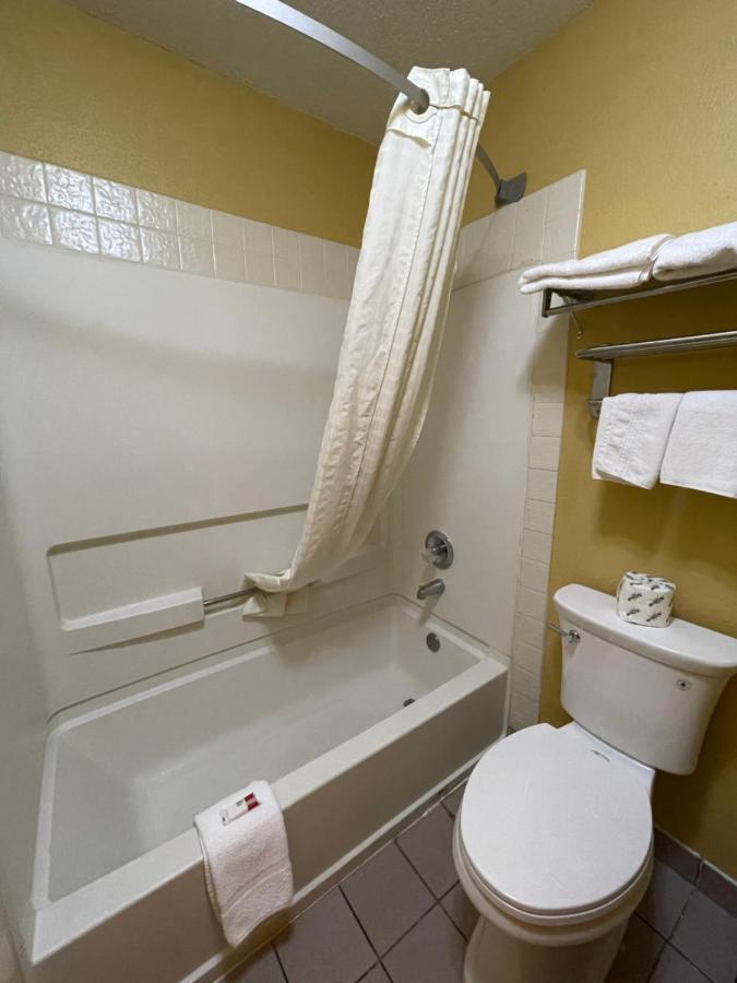 SK1 Deluxe King Suite at Super 8 by Wyndham Van Buren/Ft. Smith Area