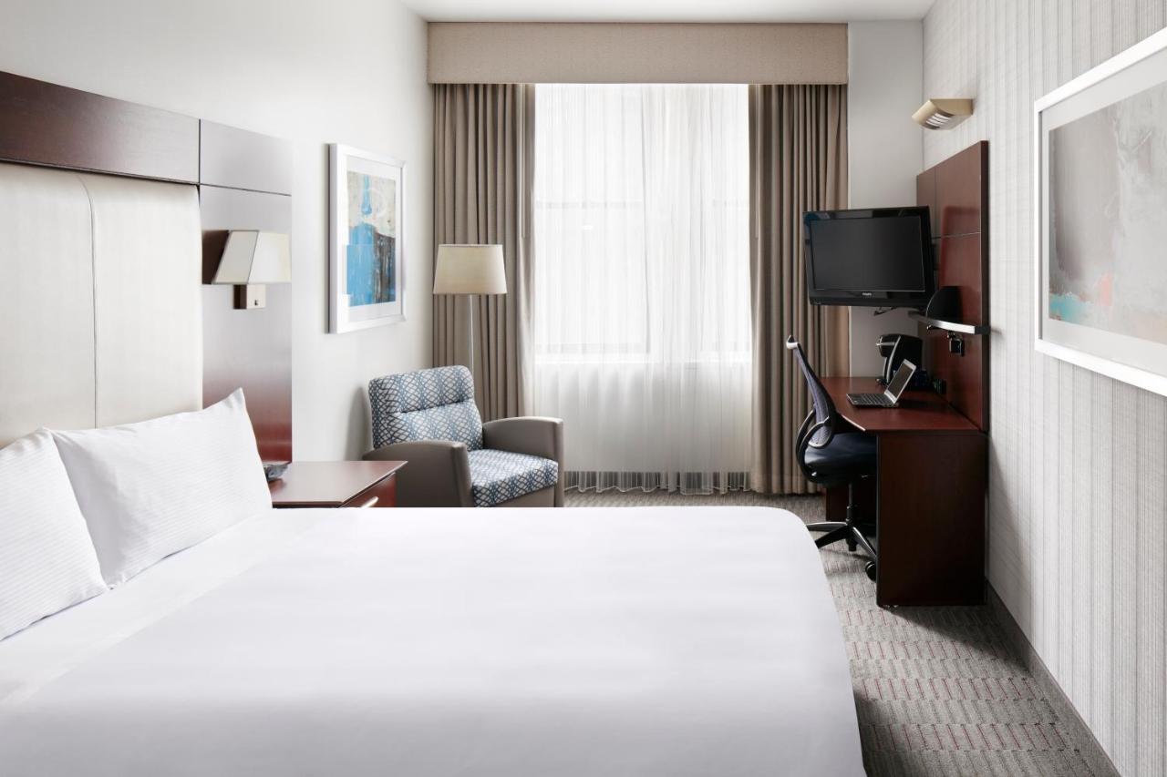 Standard Queen Room at Club Quarters Hotel Wacker at Michigan, Chicago