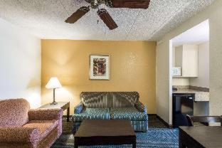 Room #49233309 at Spark by Hilton Milwaukee Airport