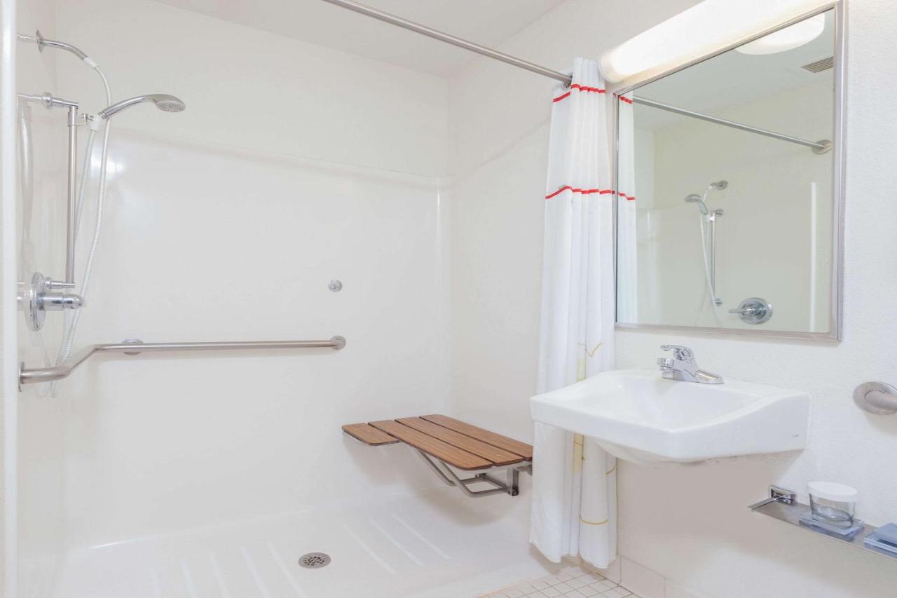 Queen Suite with Roll-In Shower - Accessible/Non Smoking at MainStay Suites Chicago Schaumburg