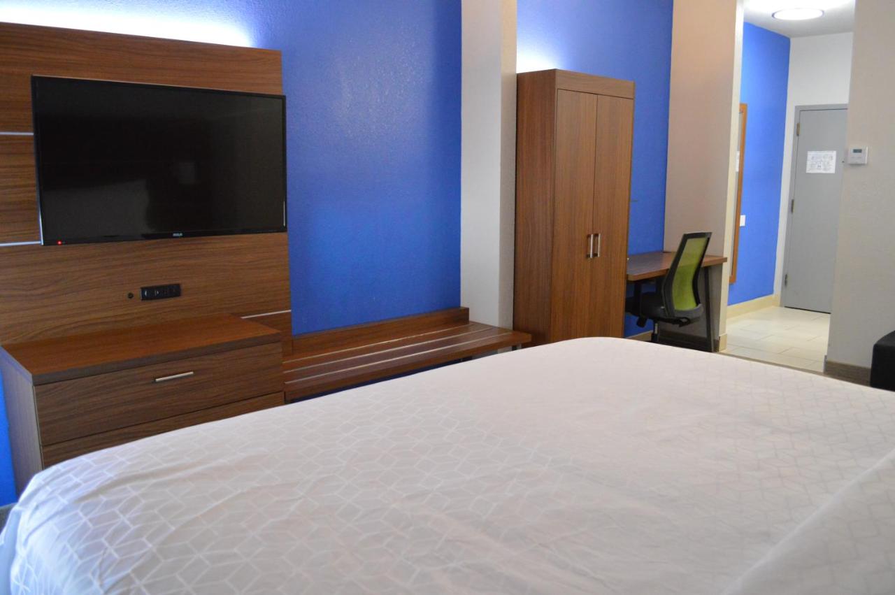 King Room - Non-Smoking at Holiday Inn Express & Suites Batesville by IHG