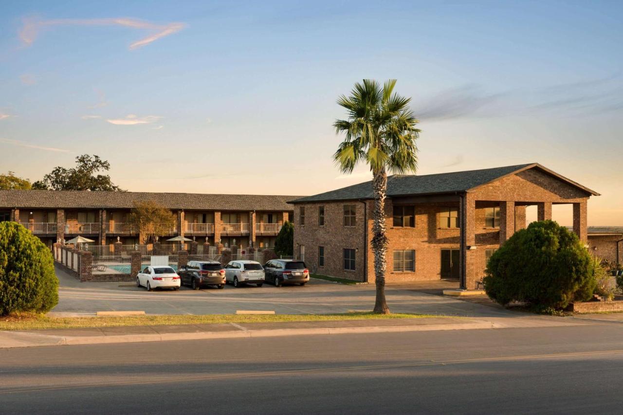 | Super 8 by Wyndham Universal City
